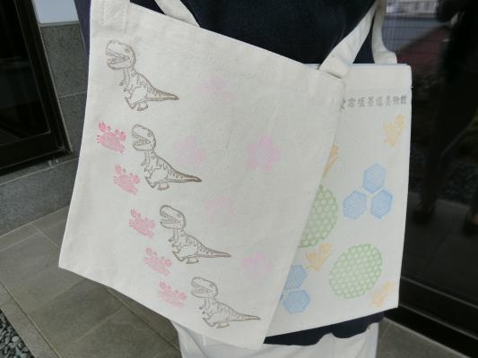 夏のおたのしみイベント「スタンプでサコッシュづくり」